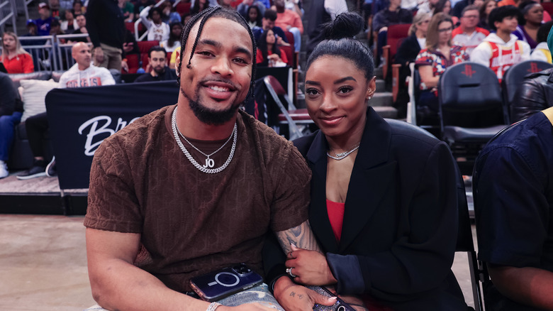 Simone Biles e Jonathan Owens sorridono