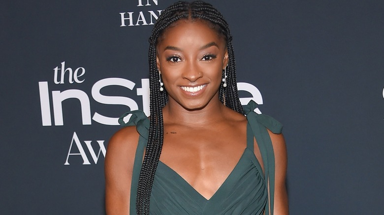 Simone Biles sorridente