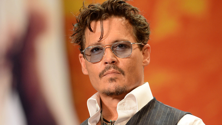 Johnny Depp indossa occhiali da sole blu