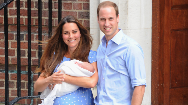 Kate Middleton, il principe William posano con il piccolo principe George