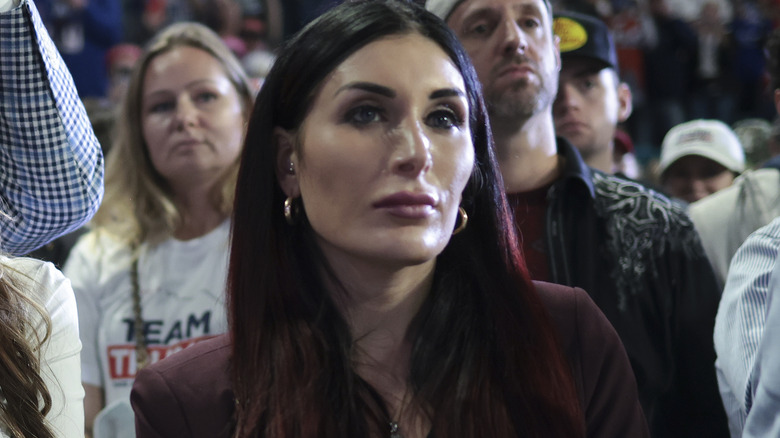 Laura Loomer in posa