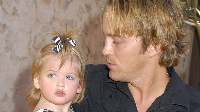 Larry Birkhead tiene in braccio il bambino Dannielynn