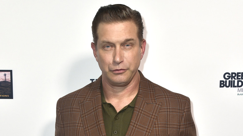 Stephen Baldwin indossa una giacca a quadri marrone