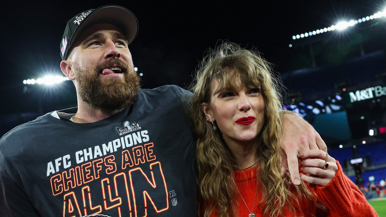 Travis Kelce e Taylor Swift guardano