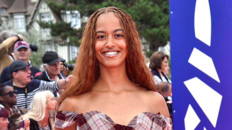 Malia Obama capelli lunghi sorridente