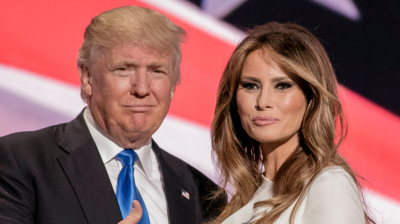 Donald Trump strizza gli occhi, Melania Trump sorride