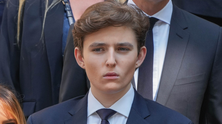 Barron Trump indossa un abito