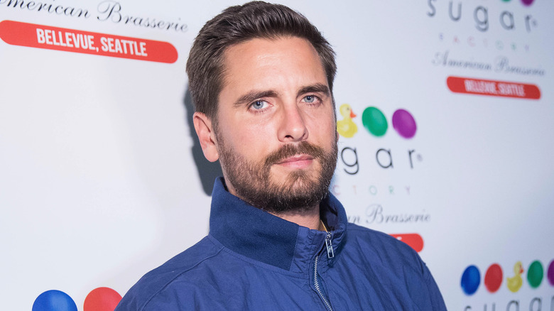 Scott Disick posa con una giacca blu