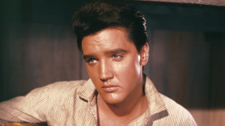 Elvis Presley con aria cupa