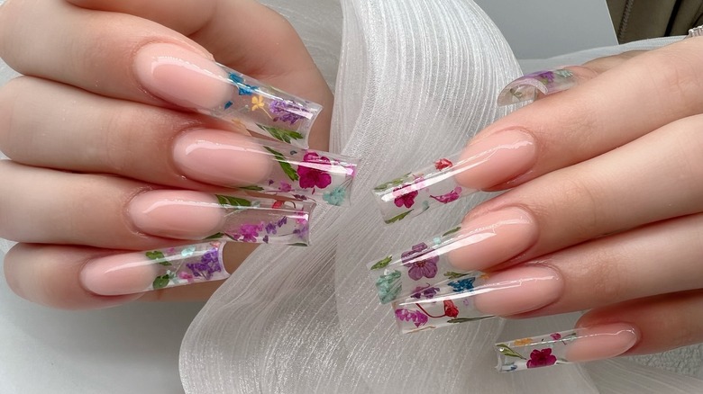 Tendenza nail art con fiori secchi