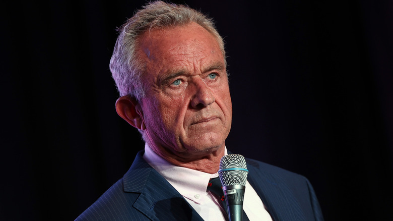 RFK Jr. tiene in mano un microfono