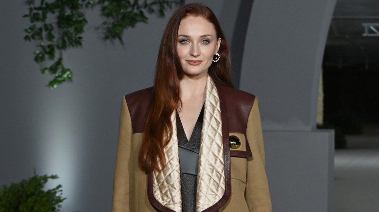 Sophie Turner con giacca marrone chiaro