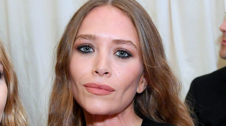 Mary-Kate Olsen indossa un completo in pelle nera nel 2019