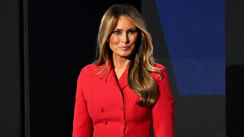 Melania Trump indossa un abito rosso