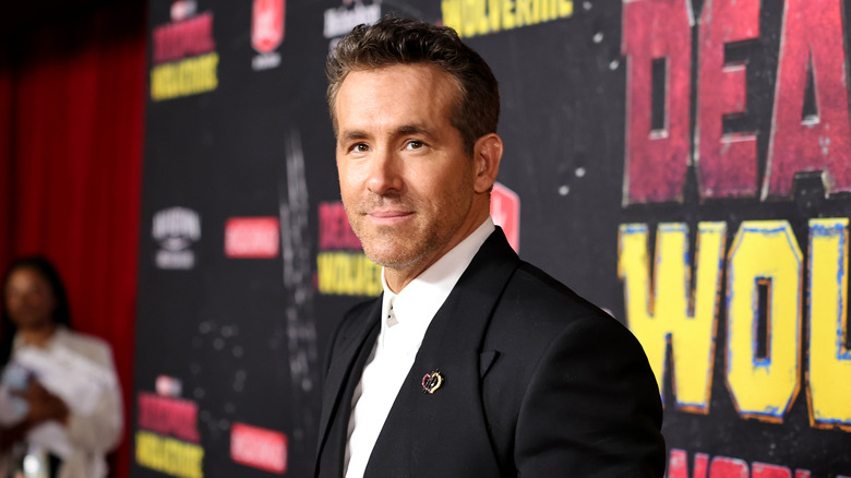 Ryan Reynolds indossa una giacca nera e una camicia bianca alla première di Deadpool e Wolverine