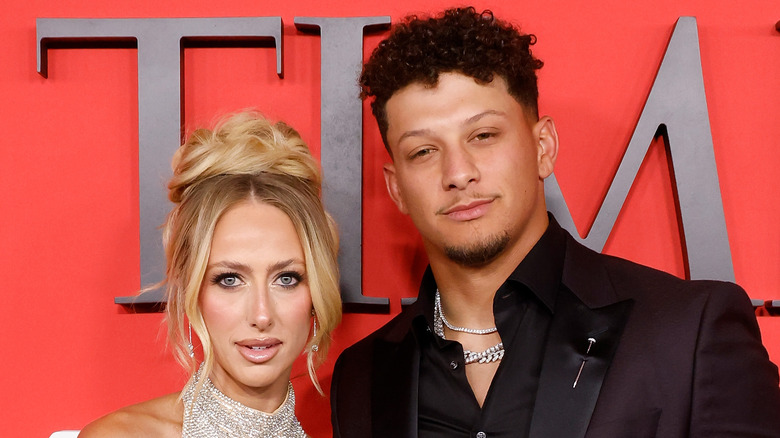 Brittany e Patrick Mahomes in posa