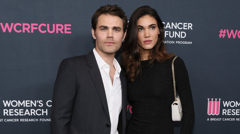 Paul Wesley e Natalie Kuckenburg in posa