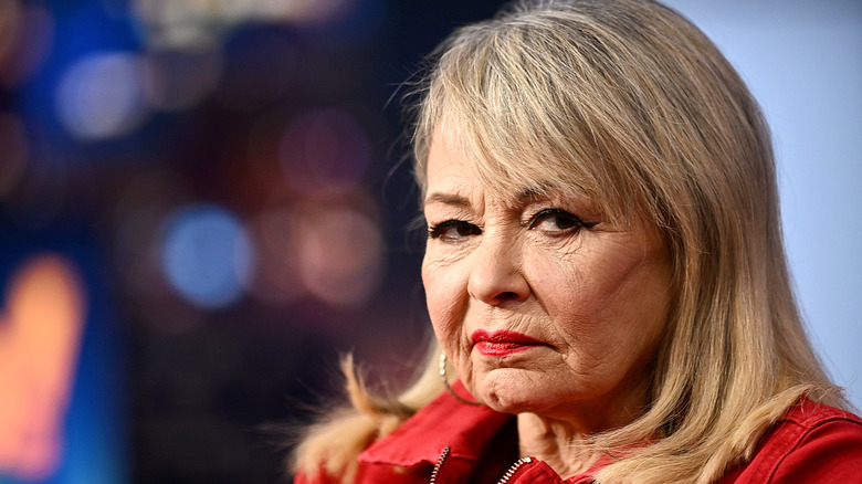 Roseanne Barr capelli biondi con sguardo arrabbiato