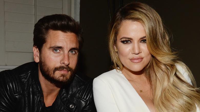 Scott Disick barba Khloé Kardashian sorridente