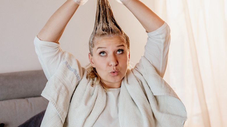 Donna che applica la maschera per capelli