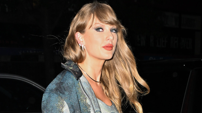 Taylor Swift che lancia occhiate di traverso