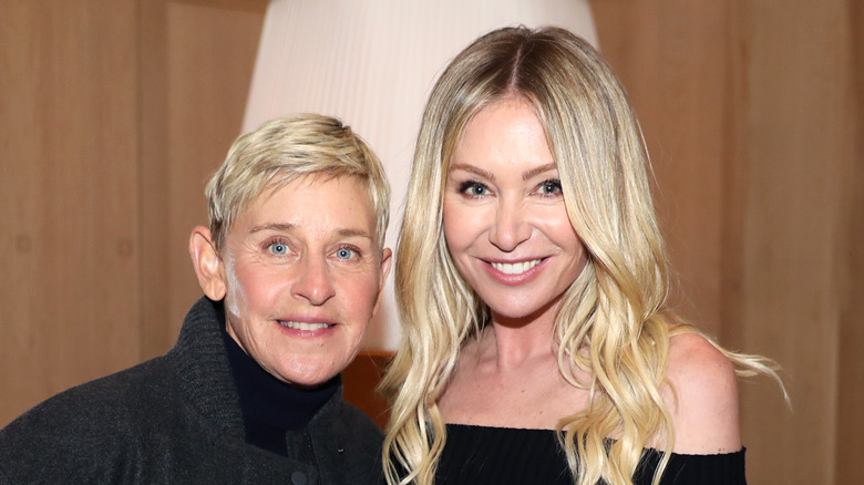 Ellen DeGeneres e Portia de Rossi sorridono