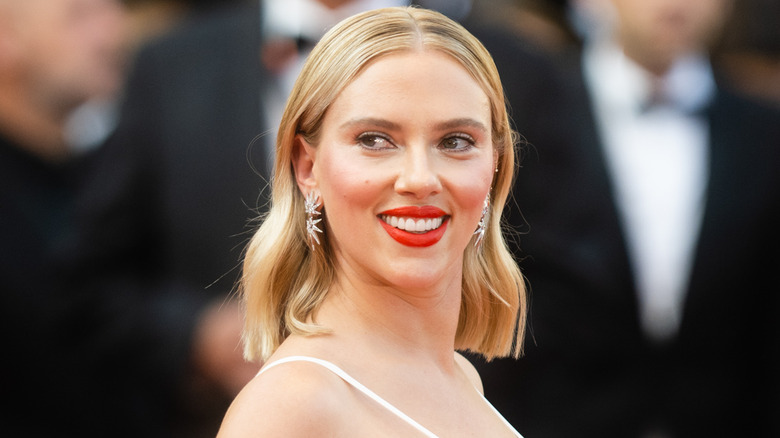 Scarlette Johansson con lunghi capelli biondi