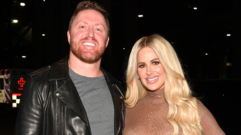 Kroy Biermann e Kim Zolciak-Biermann sorridono