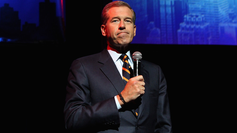 Brian Williams tiene il microfono