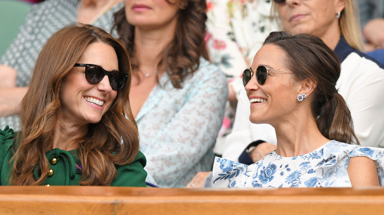 Kate, Pippa Middleton sorride