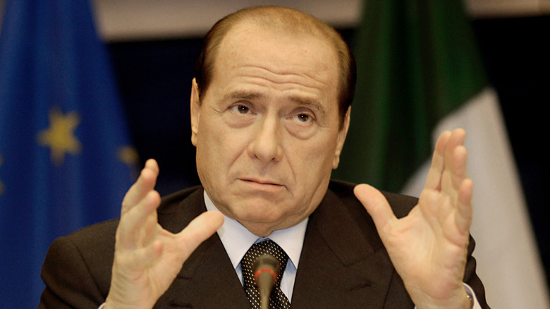 Silvio Berlusconi con le mani alzate