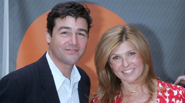 Kyle Chandler e Connie Britton sorridono