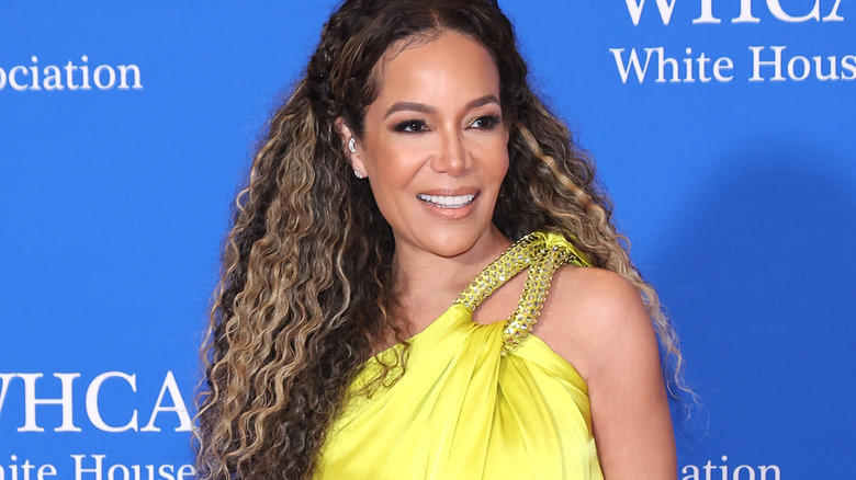 Sunny Hostin sorridente 