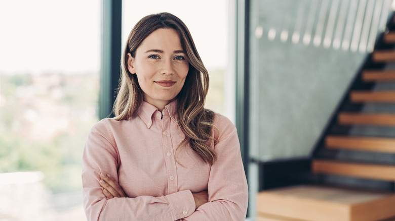 Donna professionale in camicia abbottonata