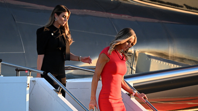 Alina Habba e Lara Trump scendono da un aereo