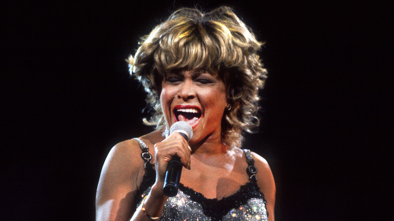 Tina Turner canta