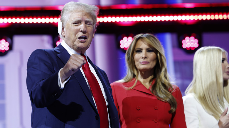 Donald e Melania Trump sorridono