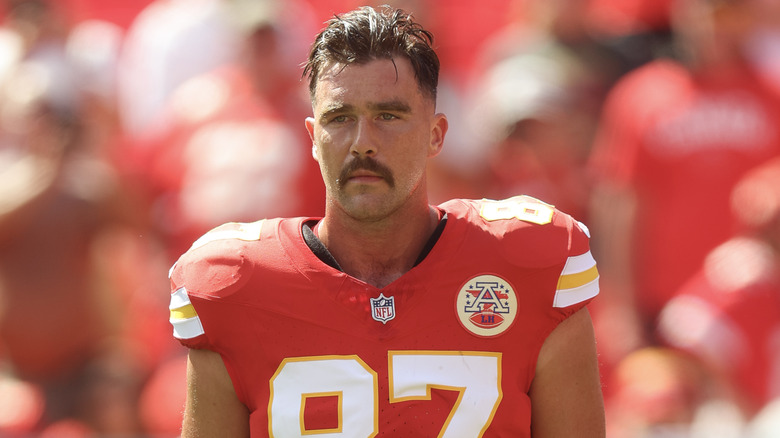 Travis Kelce con un'espressione vuota