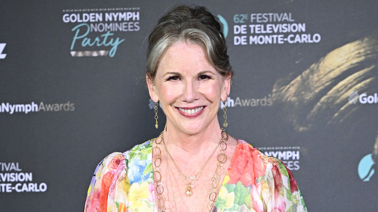 Melissa Gilbert sorride in un colorato abito floreale