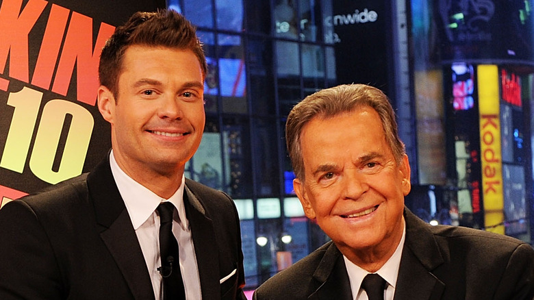 Ryan Seacrest e Dick Clark sorridono 