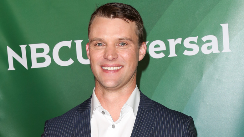 Jesse Spencer sorride al promo