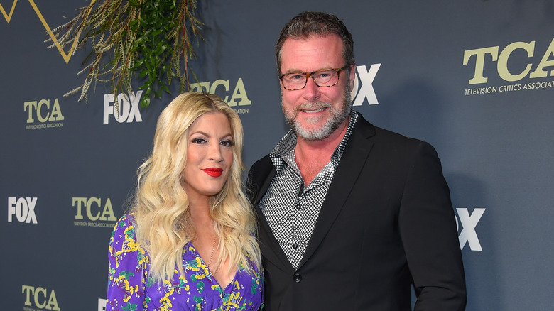 Tori Spelling e Dean McDermott arrivano all'evento