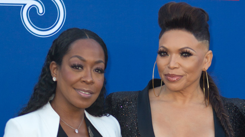 Tichina Arnold Tisha Campbell sfondo blu