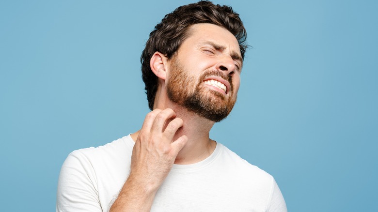 Uomo che si gratta la barba