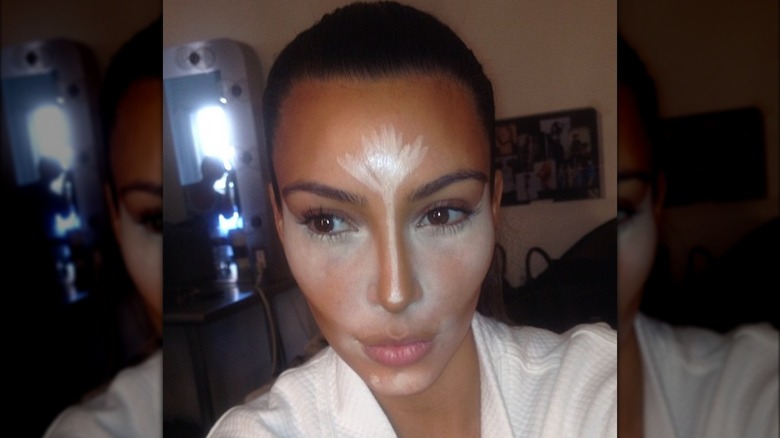 Kim Kardashian si trucca