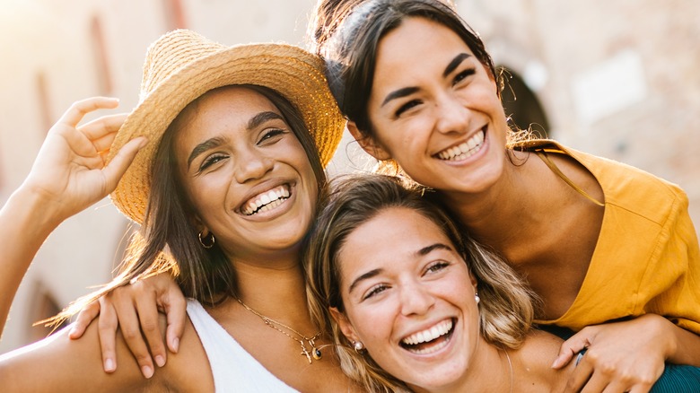 Gruppo di donne sorridenti