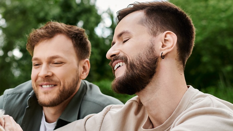 Due uomini con la barba