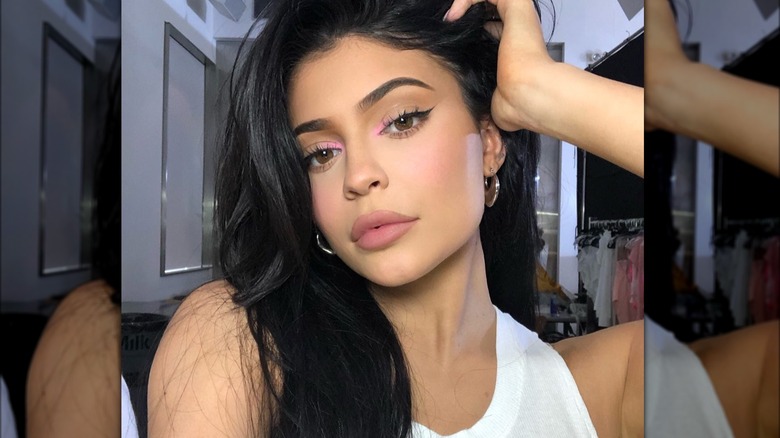 Kylie Jenner si fa un selfie