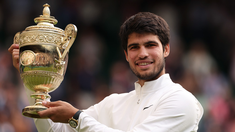 Carlos Alcaraz tiene in mano il trofeo di Wimbledon