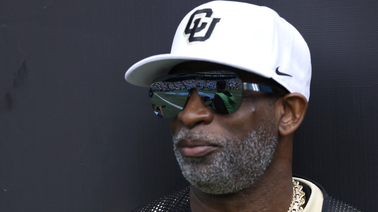 Deion Sanders posa per le telecamere